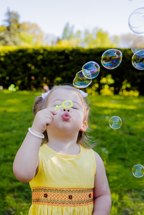 Girl blowing bubbles (www.umlaphoto.com)