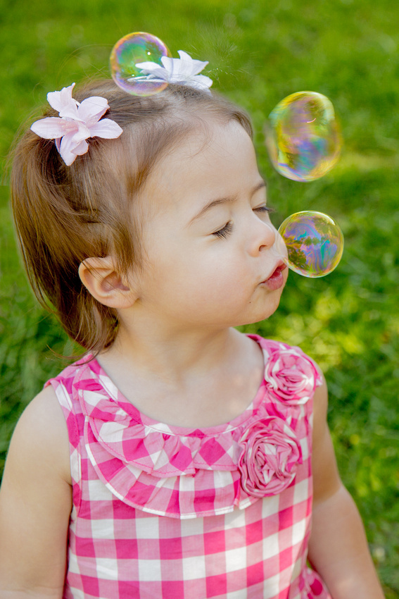 Girl kissing bubbles (www.umlaphoto.com)